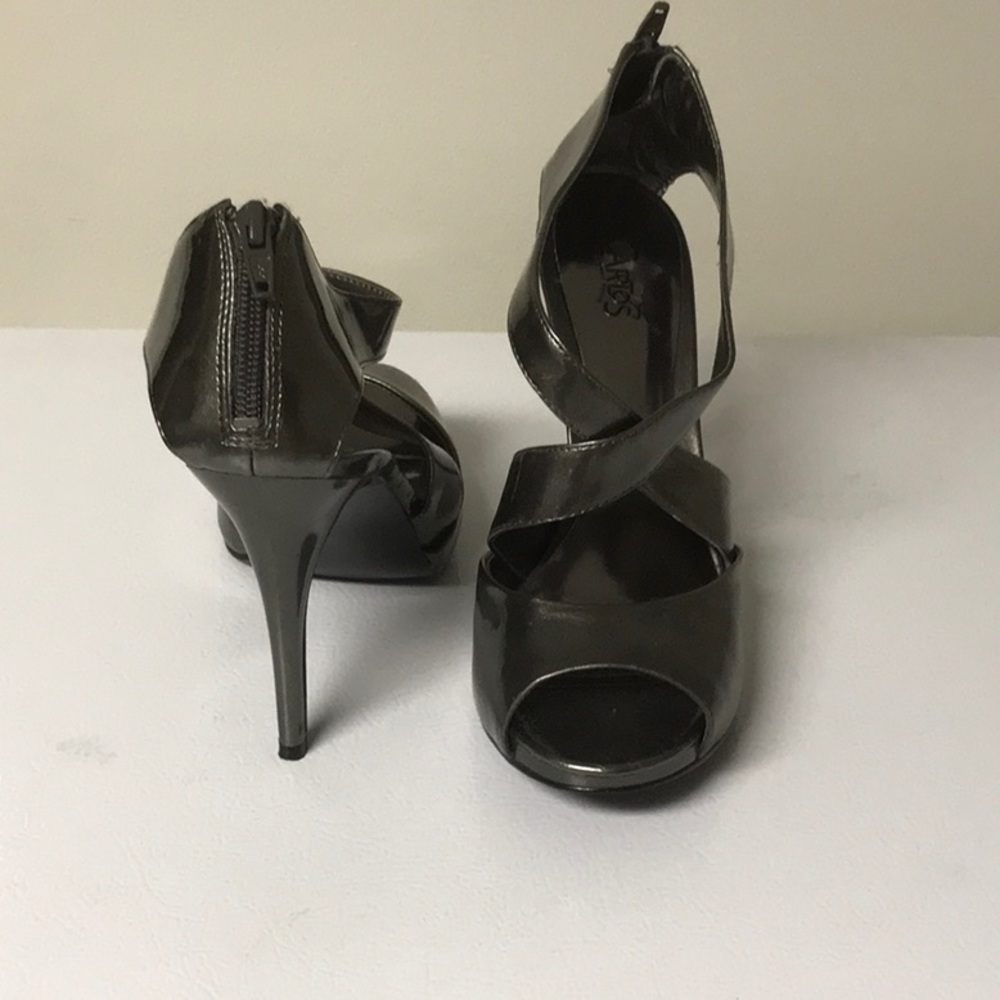 Carlos heels size 81/2. Very good condition.